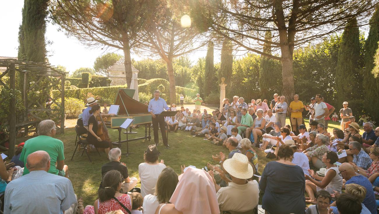 La Pinède en été lors du festival Dans les Jardins de William Christie (© Julien Gazeau)