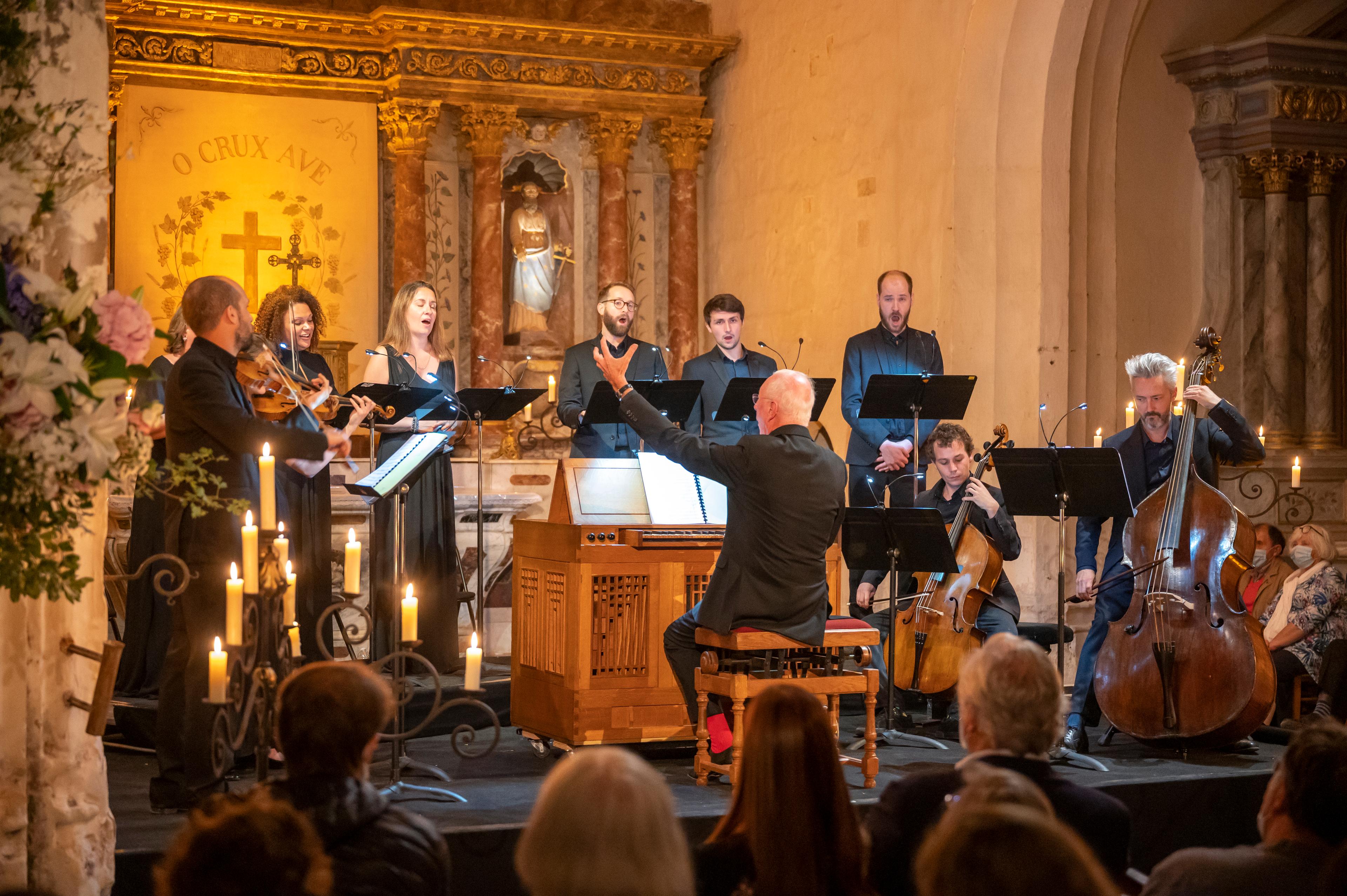 William Christie dirige l'ensemble depuis son orgue