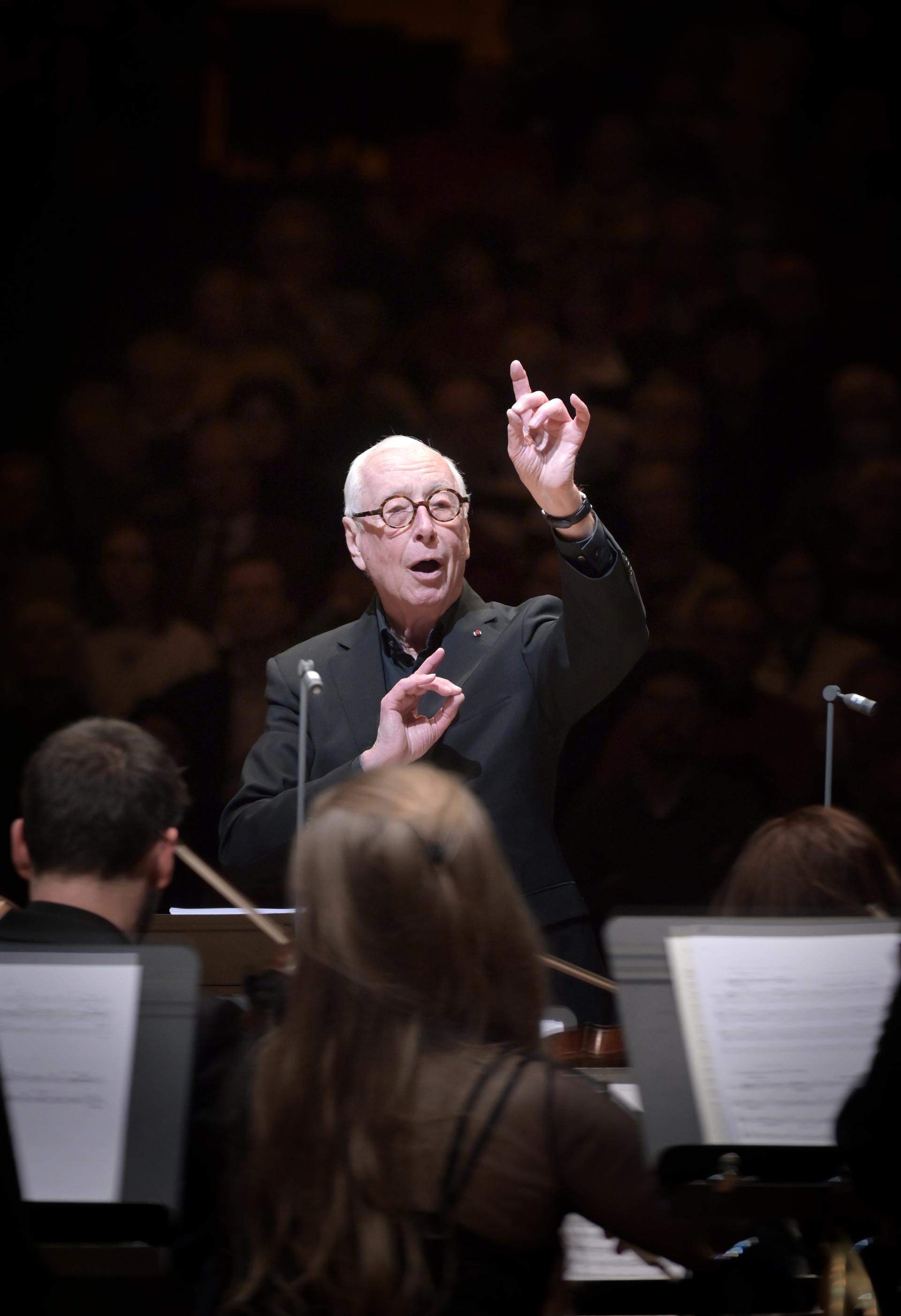 William Christie dirige